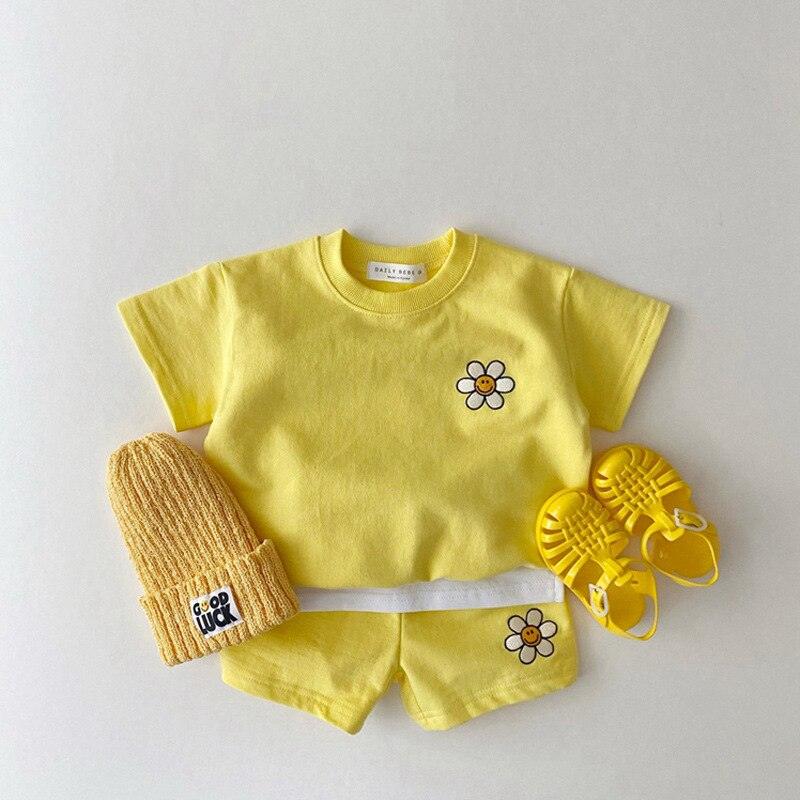 Sunshine Daisy Top With Shorts